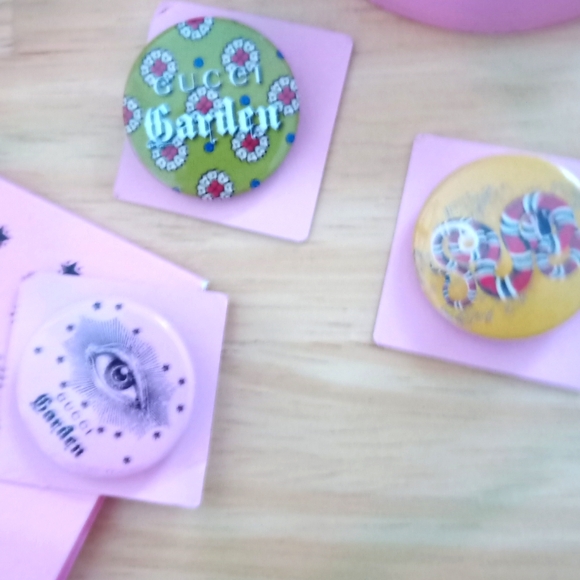 New RARE Set of 3 Gucci Garden Buttons/Pins/Brooches Inside a Collectible Ball - Picture 2 of 2